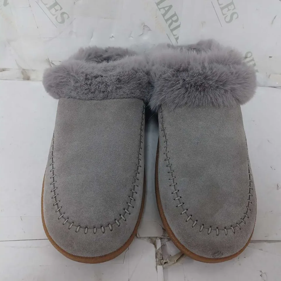 CLARKS HOME SLIPPERS IN GREY SUEDE - SIZE 5