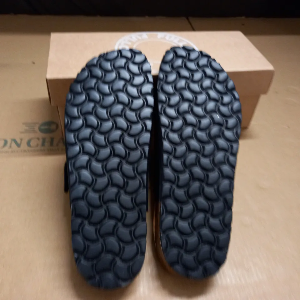 BOXED PAIR OF FULL CIRCLE GATLOW SANDALS - 7(40)