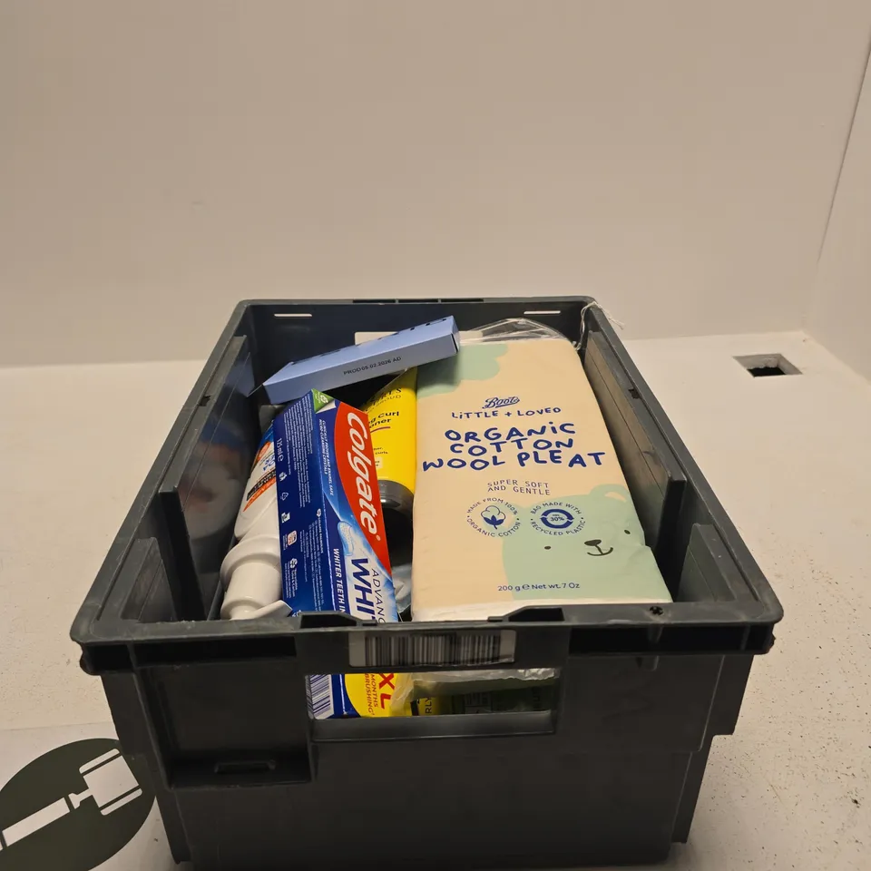 TOTE OF APPROXIMATELY 20 ASSORTED COSMETIC ITEMS TO INCLUDE COLGATE, ESTRID, EVE CURLS CONDITIONER, PALMERS COCOA BUTTER, MENS CHESTNUT BRACELET ETC