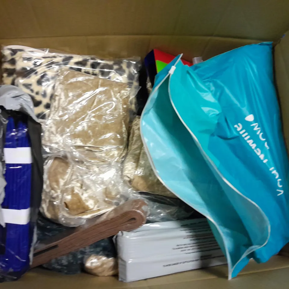 APPROXIMATELY 20 ASSORTED HOUSEHOLD ITEMS TO INCLUDE THERMAL FLASK, JIU JITSU BELTS, RUG, ETC