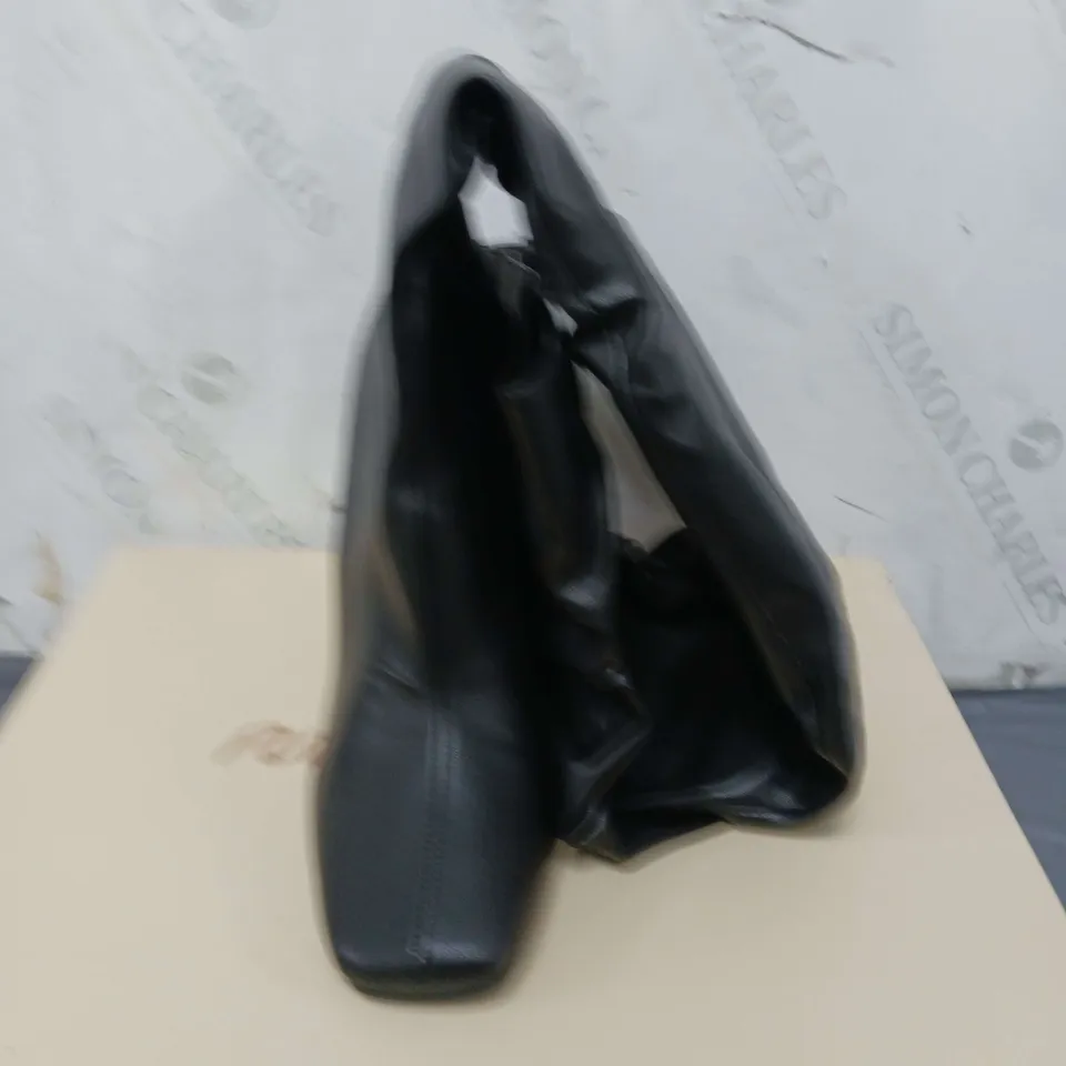 BOXED PAIR OF PUBLIC DESIRE KNEE HIGH ZIPPED BOOTS SIZE 7