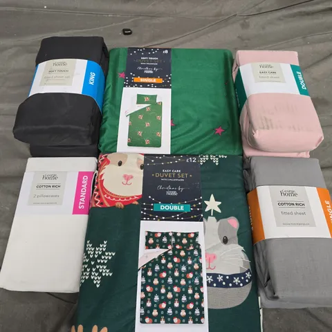 APPROXIMATELY 30 ASSORTED ITEMS TO INCLUDE EASY CARE DUVET SET, FITTED SHEET, 2 PILLOWCASES, ETC