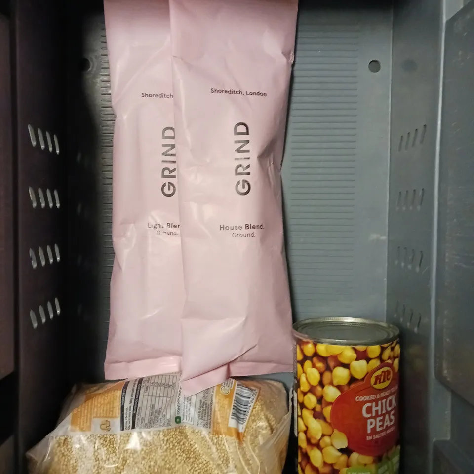 APPROXIMATELY 10 ASSORTED FOOD/DRINK PRODUCTS TO INCLUDE LINDT CHOCOLATE, HUEL COMPLETE MEAL DRINK, EXE COFFEE ETC  