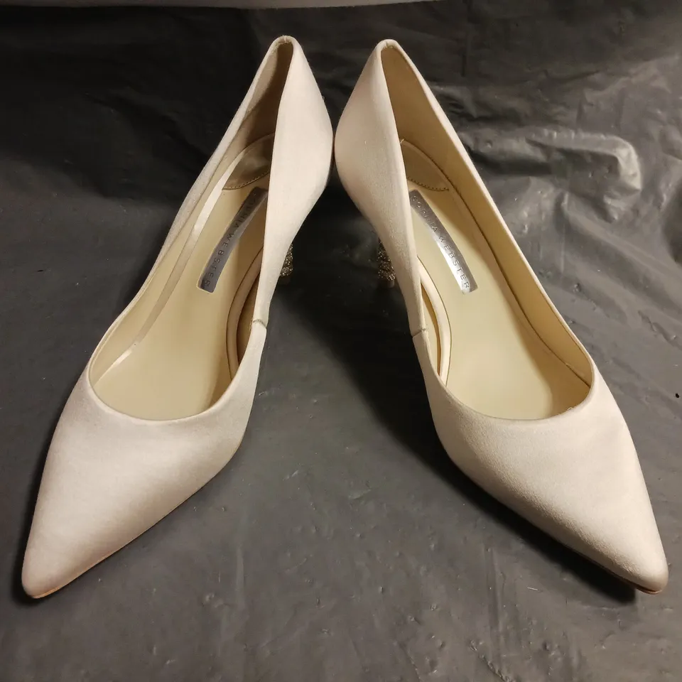 BOXED PAIR OF SOPHIA WEBSTER COCO CRYSTAL MID PUMPS IN SOFT IVORY SIZE EU 39.5