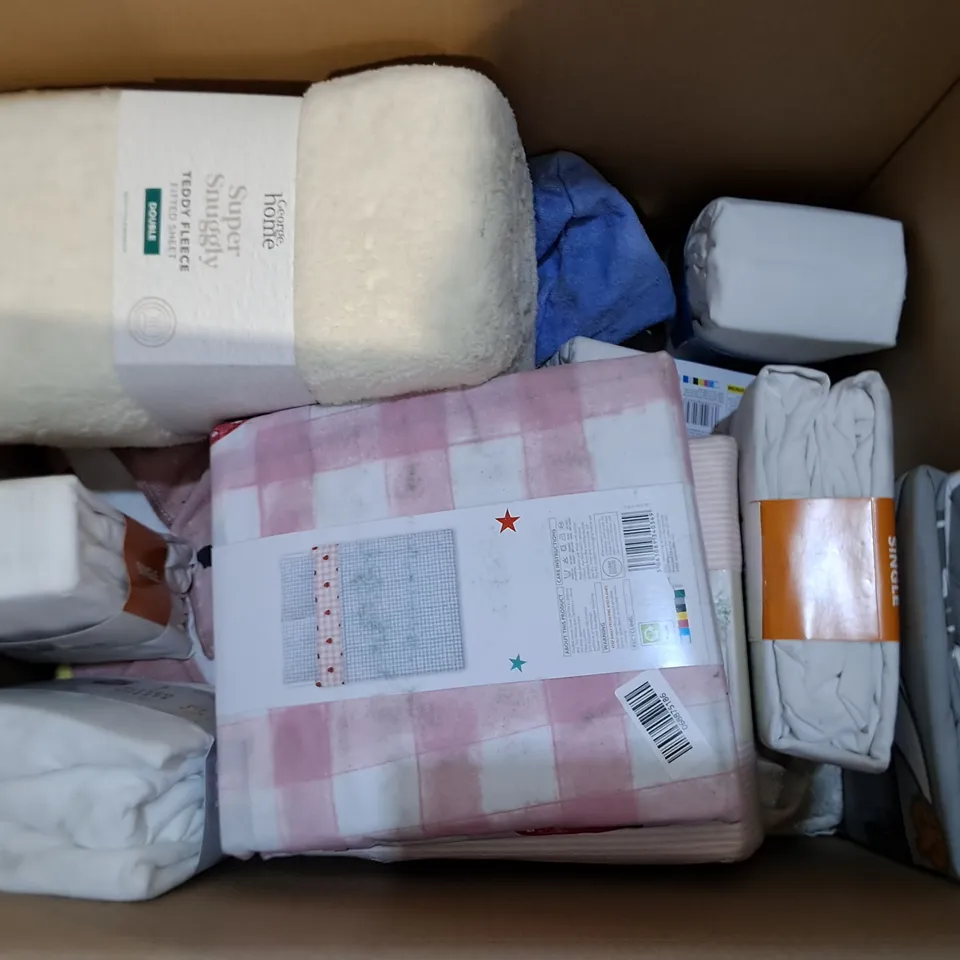 LOT OF APPROXIMATELY 18 ASSORTED BEDDING AND SOFT FURNISHING  ITEMS TO INCLUDE KING DUVET, THROWS AND FITTED SHEETS