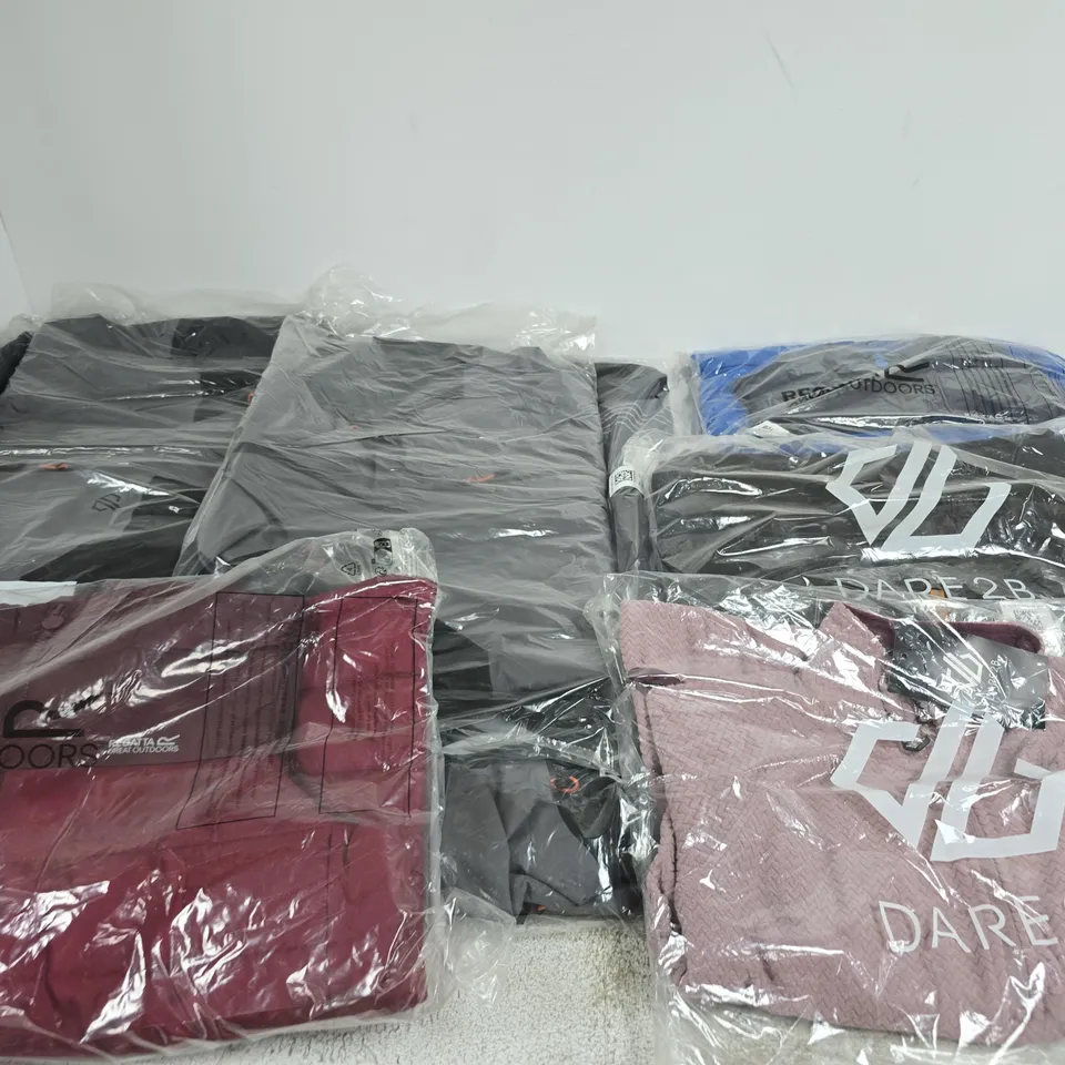 APPROXIMATELY 17 ASSORTED BRAND NEW REGATTA CLOTHING ITEMS IN VARIOUS SIZES, STYLES & COLOURS