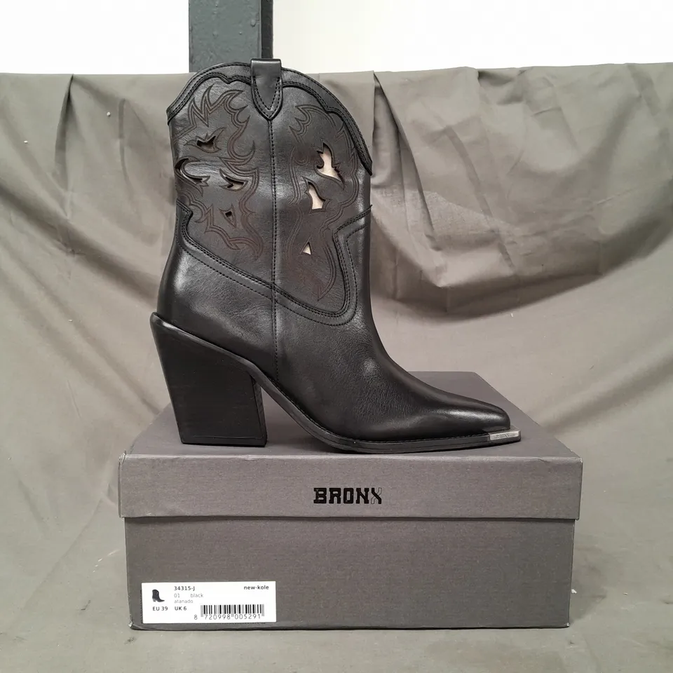 BOXED PAIR OF BRONX WESTERN STYLE BLOCK HEEL BOOTS IN BLACK UK SIZE 6
