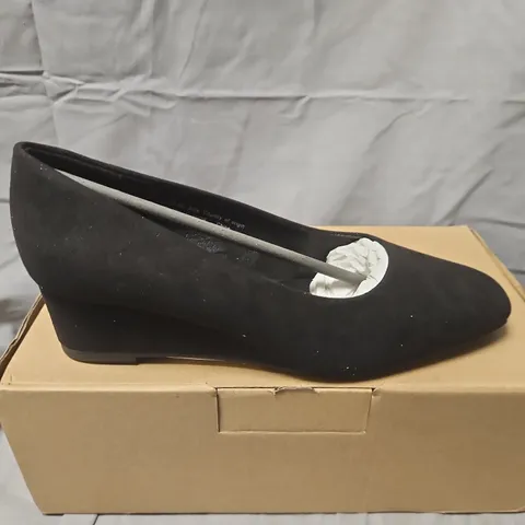 BOXED JD WILLIAMS VALENTINA WIDE FIT SOFT BLACK COURT SHOES β UK 5