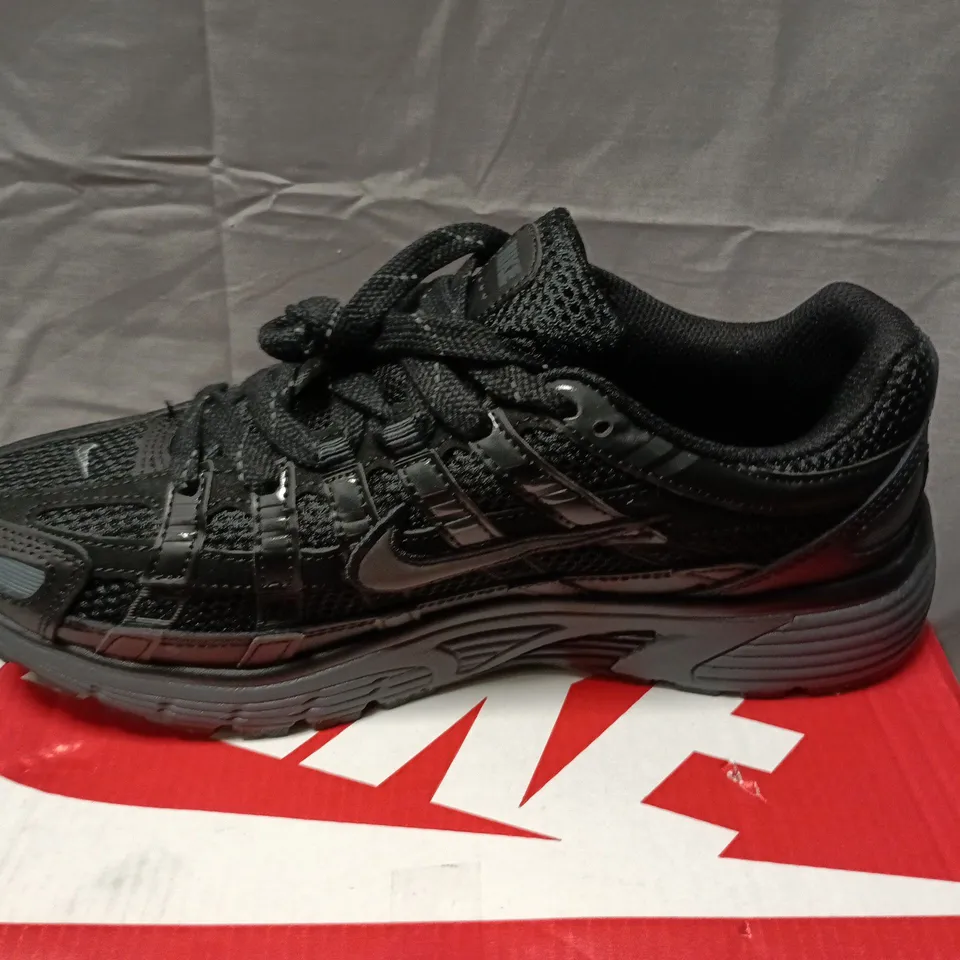 BOXED NIKE P-6000 TRAINERS - BLACK/WHITE, MEN'S UK 7.5 (US 8.5)