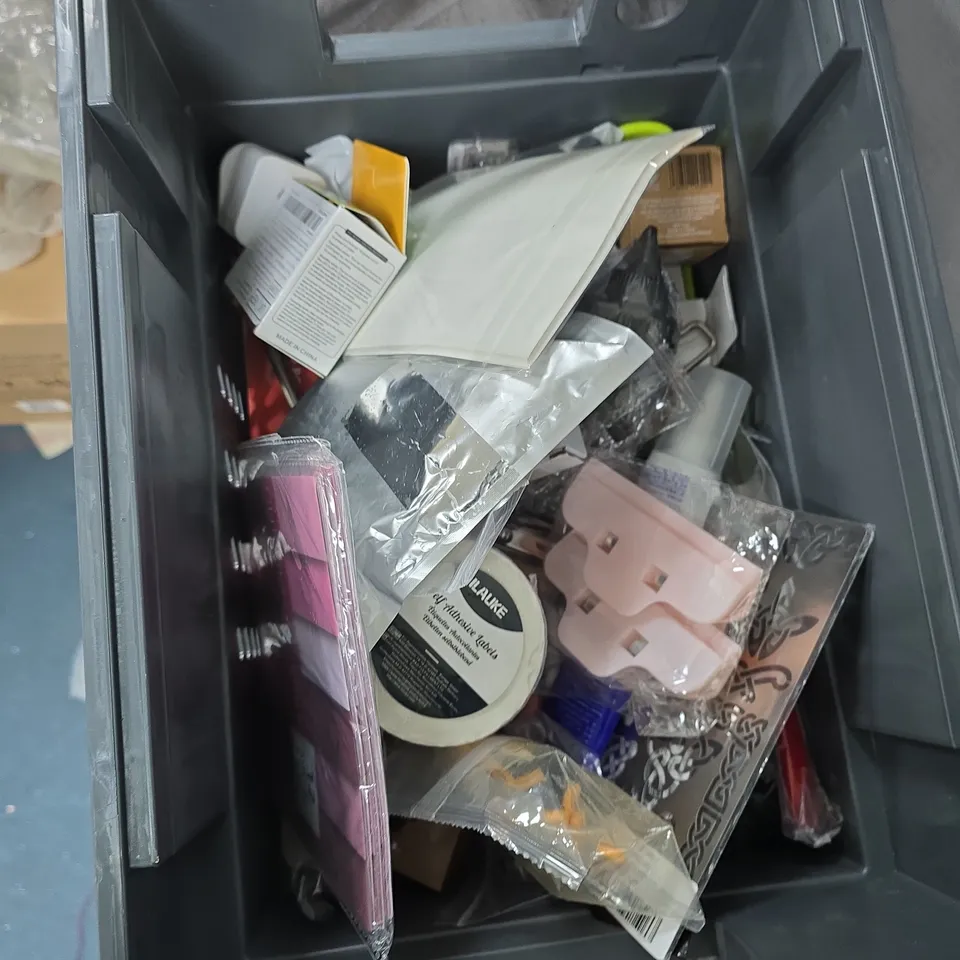 BOX OF APPROXIMATELY 20 HOUSEHOLD ITEMS TO INCLUDE: SMALL SQUEEGEE, WOODEN COASTER AND MESMOS PENS 