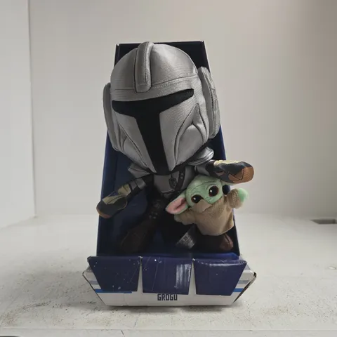 STAR WARS MANDALORIAN WITH MINI GROGU FIGURE - DISNEY