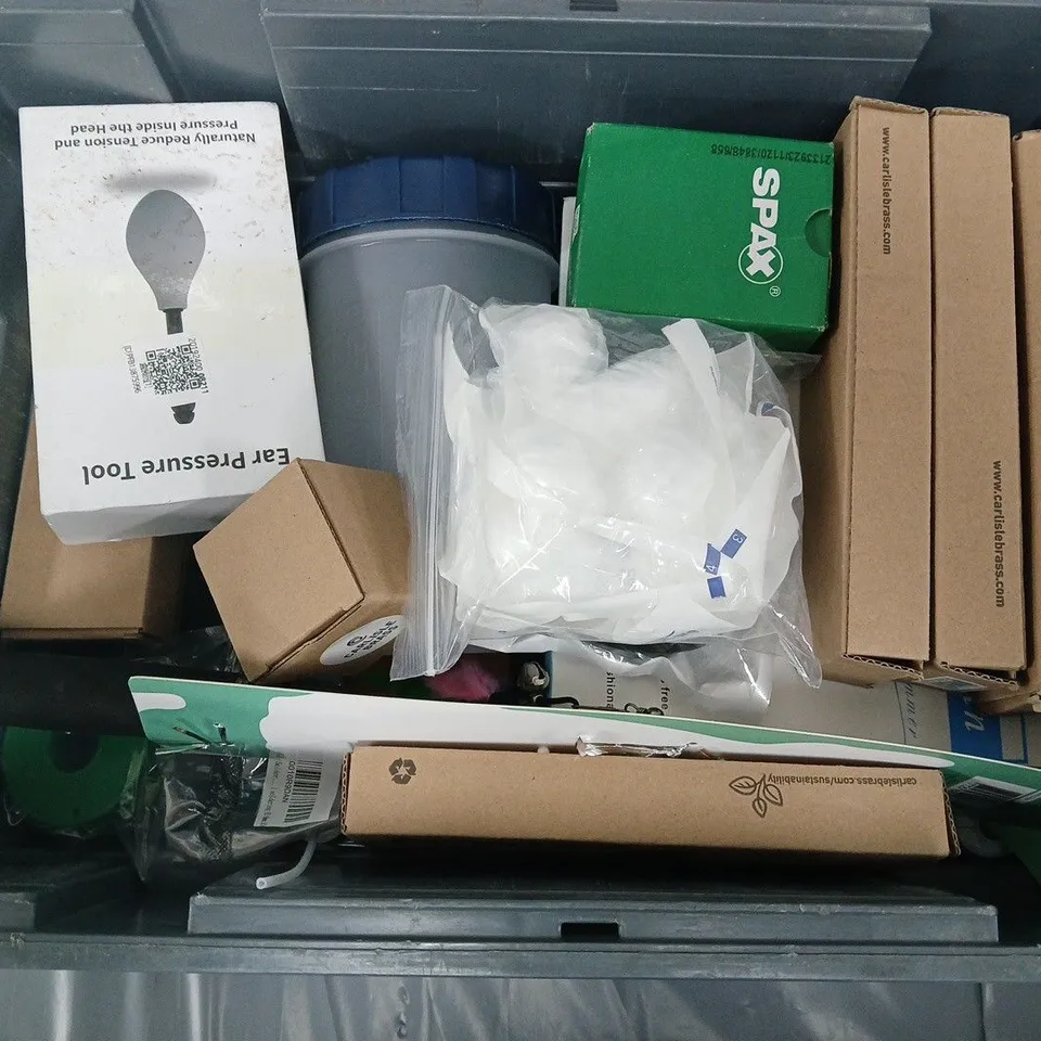 APPROXIMATELY 15 ASSORTED HOUSEHOLD ITEMS TO INCLUDE CARLISLE BRASS HANDLES, SPORTS FAN, EAR PRESSURE TOOL, ETC
