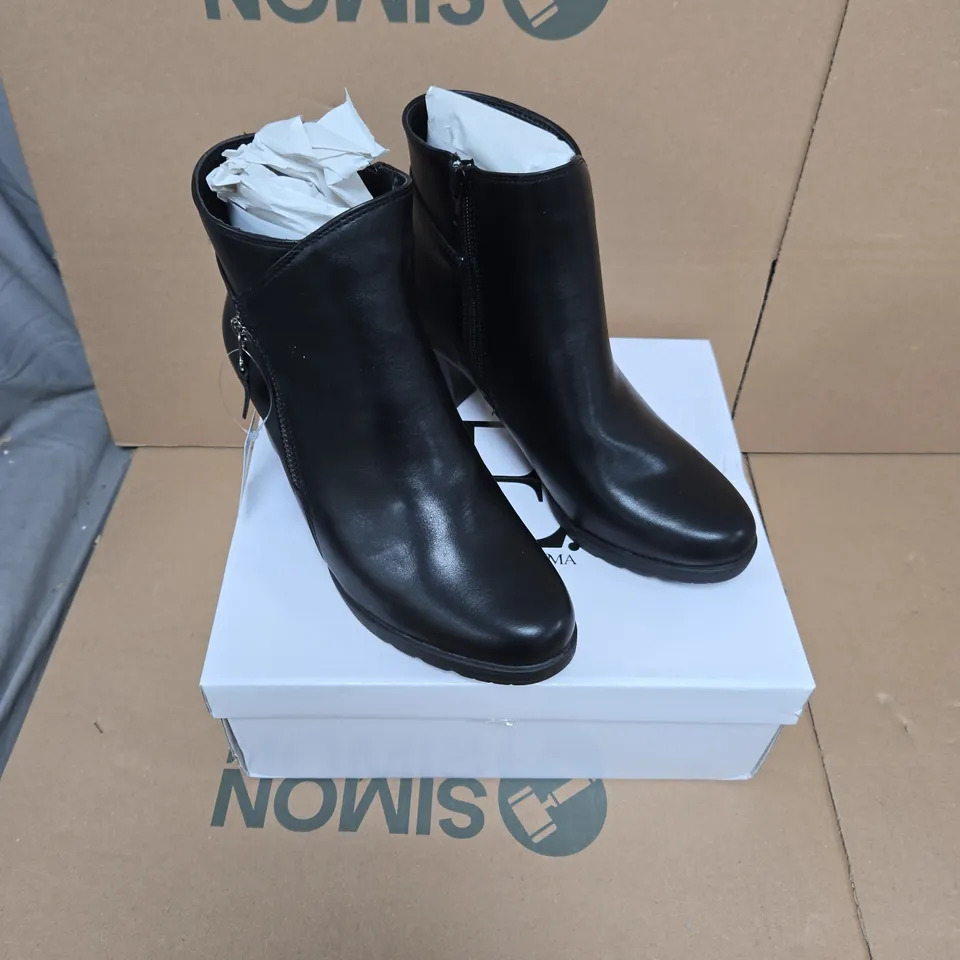 SHOES BY EMMA - AMY BLACK ANKLE BOOTS – UK SIZE 6 