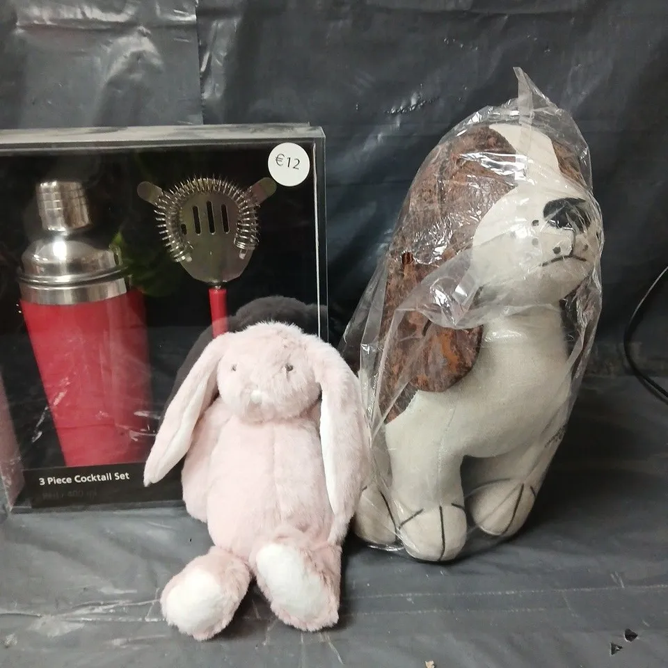 BOX OF APPROXIMATELY 10 HOUSEHOLD ITEMS TO INCLUDE DOG DOORSTOP, COCKTAIL SHAKER SET AND A PINK RABBIT TOY
