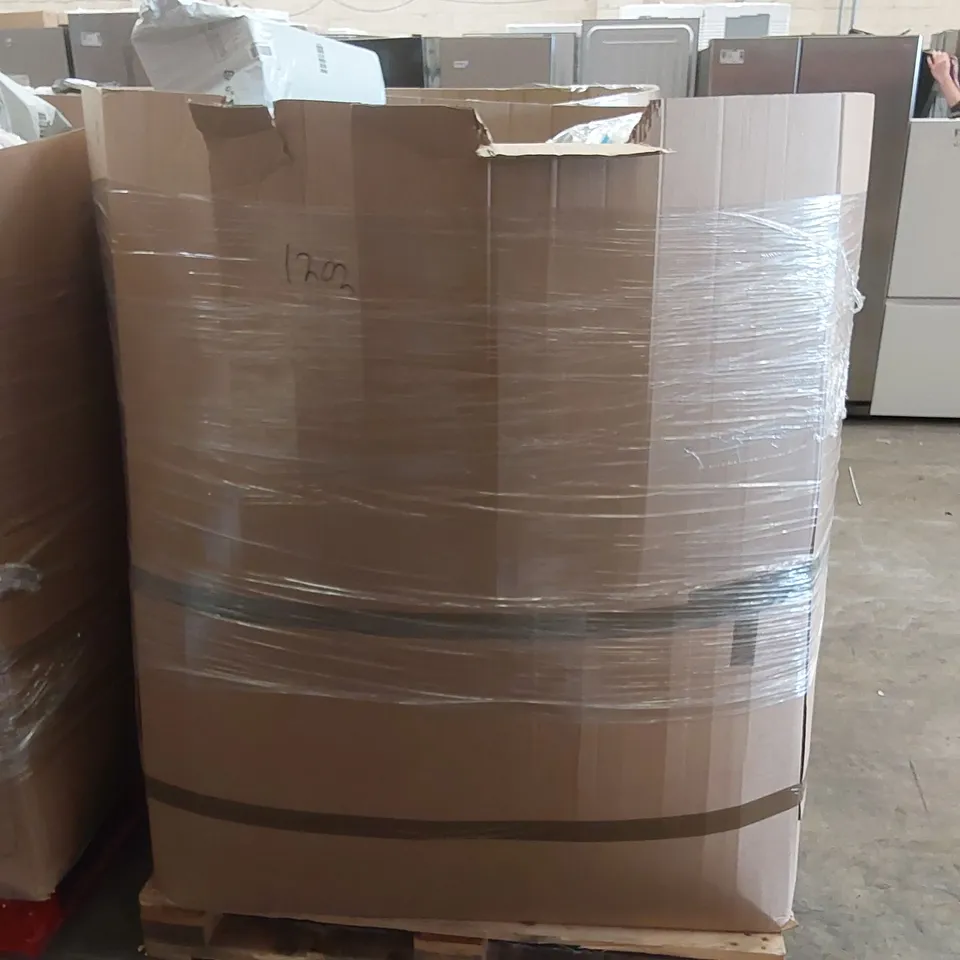 PALLET TO CONTAIN A LARGE ASSORTMENT OF PILLOWS AND CUSHIONS // BRANDS MAY VARY