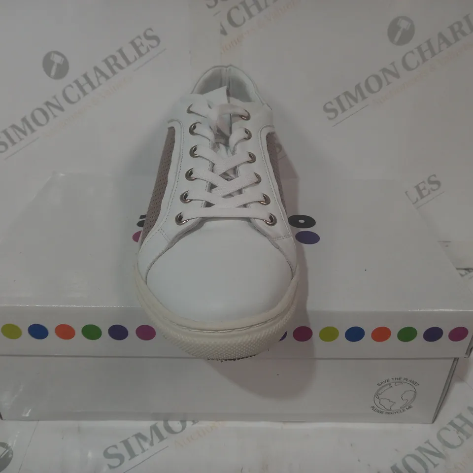 BOXED PAIR OF ADESSO SHOES IN WHITE SIZE 7