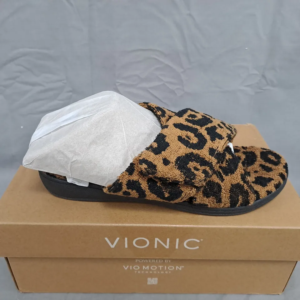 VIONIC WOMEN'S RELAX SLIPPER – LEOPARD BROWN MULTI, SIZE 8