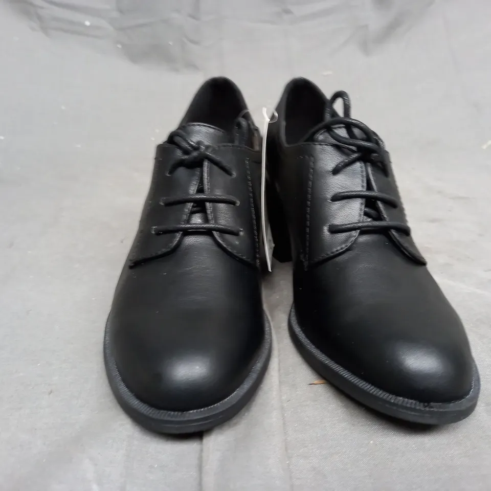 A BOX OF BLACK BOOTS APPROX 10 PAIRS. VARIOUS SIZES. BLACK