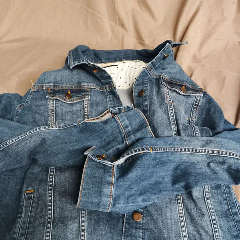 WHITE STUFF DENIM JACKET – BLUE WASH WITH POLKA DOT LINING - SIZE UNSPECIFIED 