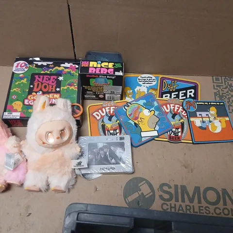 LARGE QUANTITY OF ASSORTED TOYS AND ACCESSORIES TO INCLUDE; SIMPSONS BEER MATS, NICE BERG, SOFT TOYS AND YOTO AUDIO CARDS