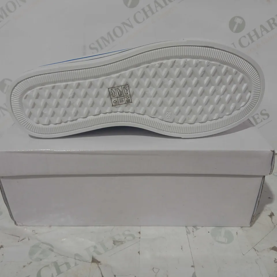 BOXED PAIR OF DESIGNER CANVAS SHOES IN WHITE W. MULTICOLOURED LACE HOOPS EU SIZE 38
