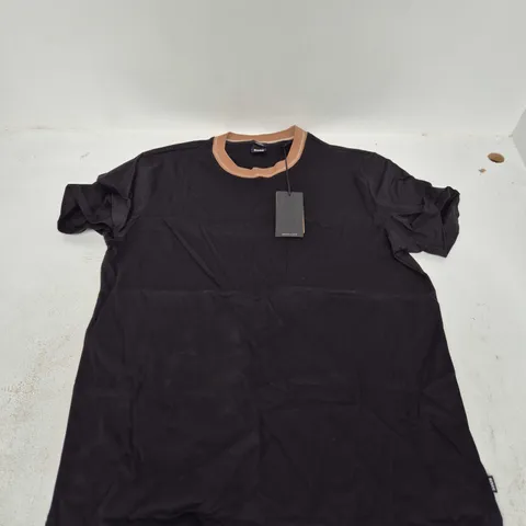 HUGO BOSS SLIM FIT MERCERISED TβSHIRT β BLACK WITH TAN COLLAR (UK XL)