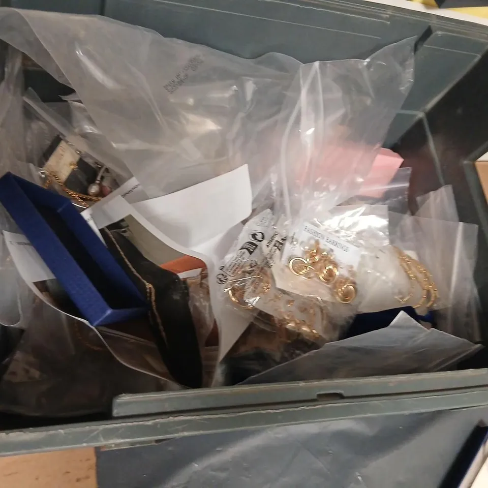 LARGE QUANTITY OF ASSORTED JEWELLERY AND ACCESSORIES