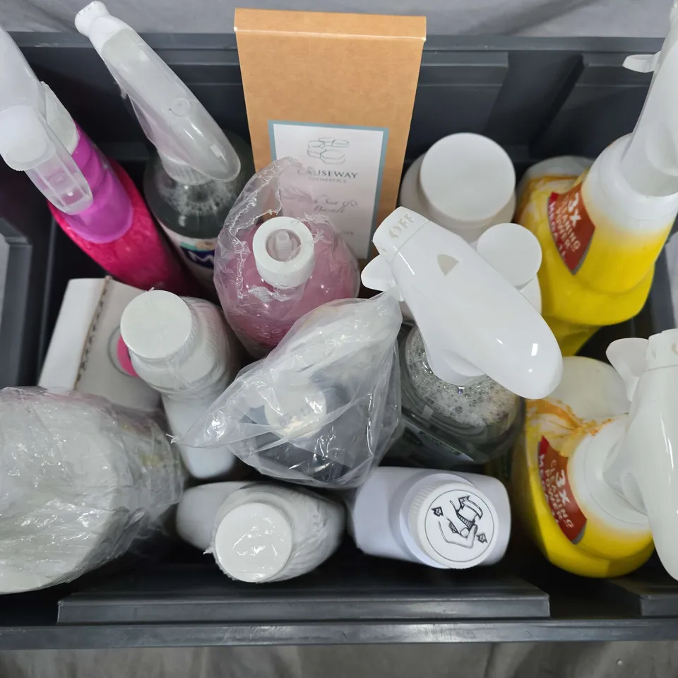 APPROXIMATELY 12 ASSORTED HOUSEHOLD LIQUID PRODUCTS TO INCLUDE ROOM DIFFUSER, DETTOL MULTIPURPOSE CLEANER, MOLD & MILDEW REMOVE, ETC - COLLECTION ONLY