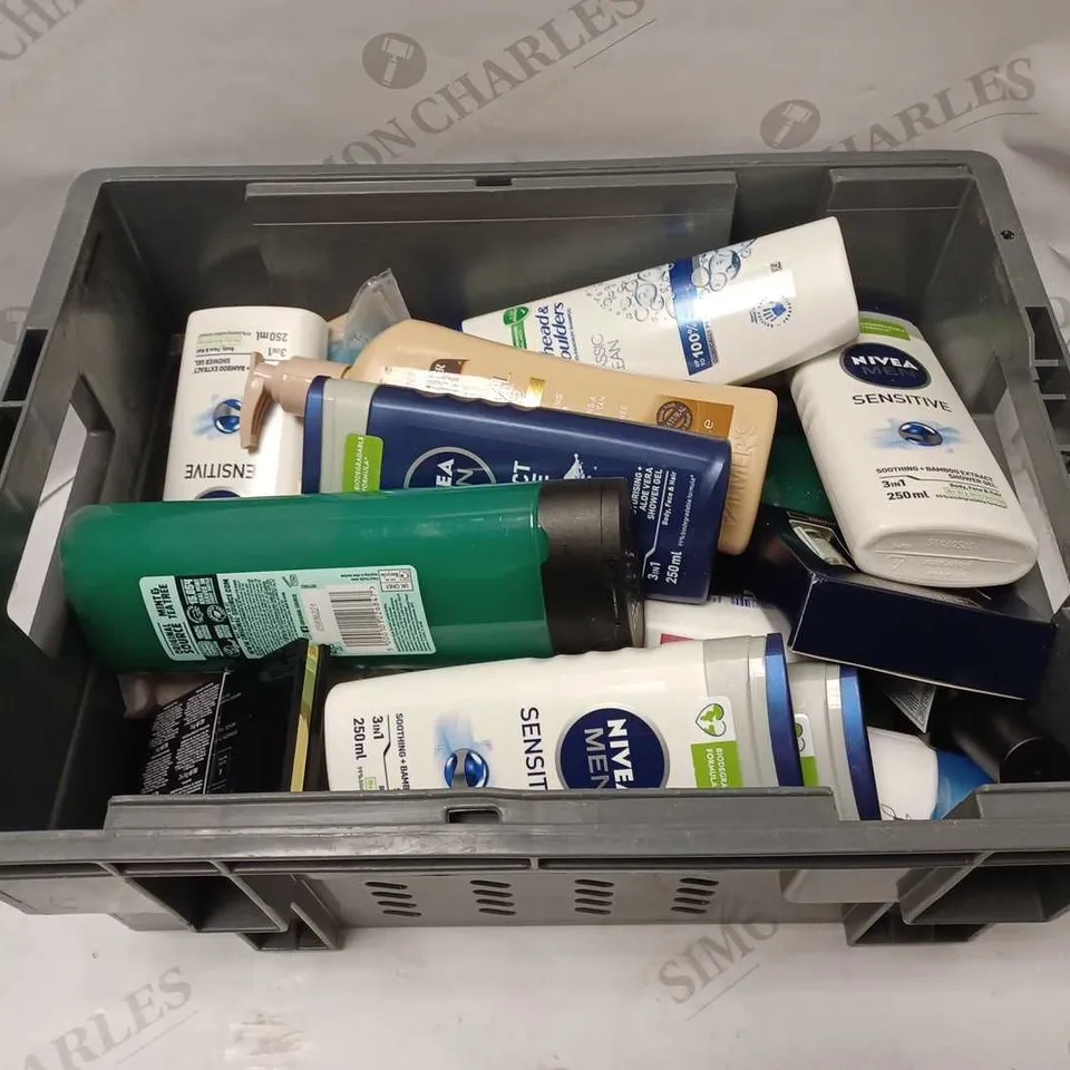LOT OF APPROXIMATELY 20 COSMETICS ITEMS TO INCLUDE NIVEA MEN PROTECT & CARE SHOWER GEL, ORIGINAL SOURCE TINGLY MINT & TEA TREE SHOWER GEL, PALMERS NATURAL BRONZE BODY LOTION, ETC