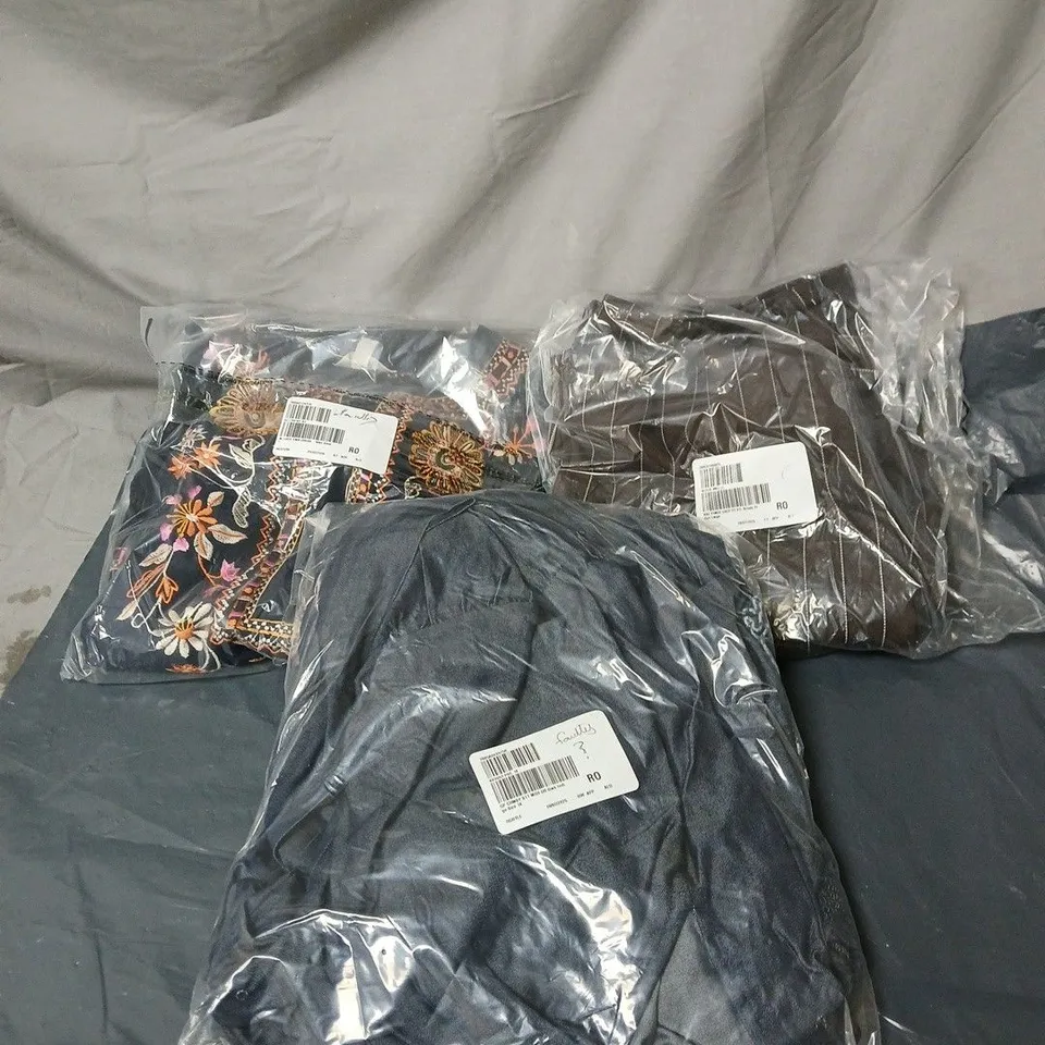 BOX OF APPROXIMATELY 25 ASSORTED ITEMS TO INCLUDE CLOTHING OF VARIOUS BRANDS/STYLES/SIZES ETC