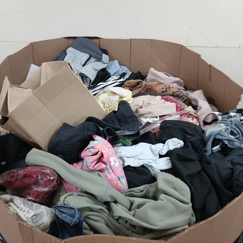 PALLET CONTAINING A LARGE AMOUNT OF ASSORTED ITEMS 