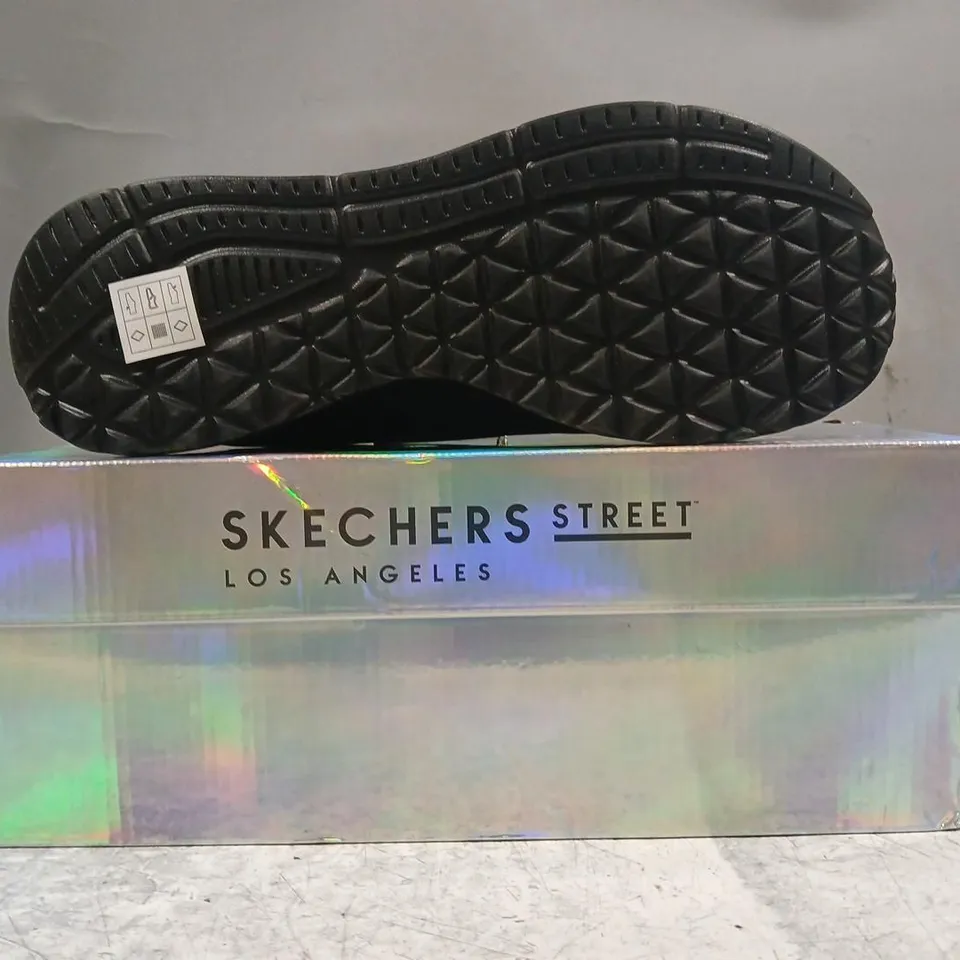 BOXED PAIR OF SKECHERS MEMORY FOAM TRAINERS IN BLACK SIZE UK 7