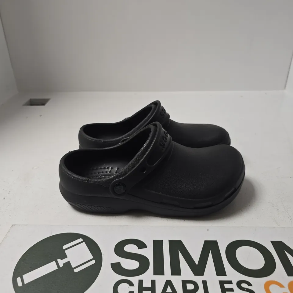 PAIR OF BISTRO WORK CLOG CROCS SIZE 6