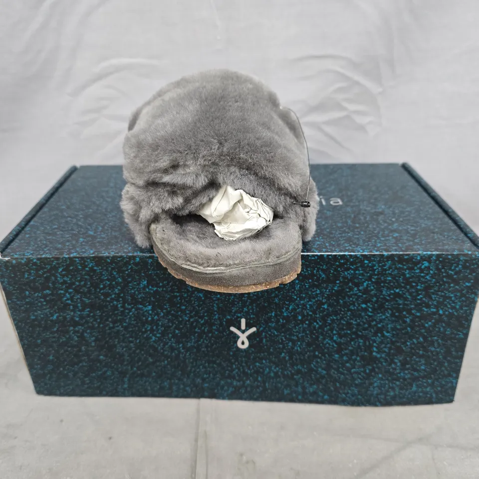 BOXED PAIR OF EMU AUSTRALIA MUSICA SLIPPER SANDALS IN GREY SIZE UK 5