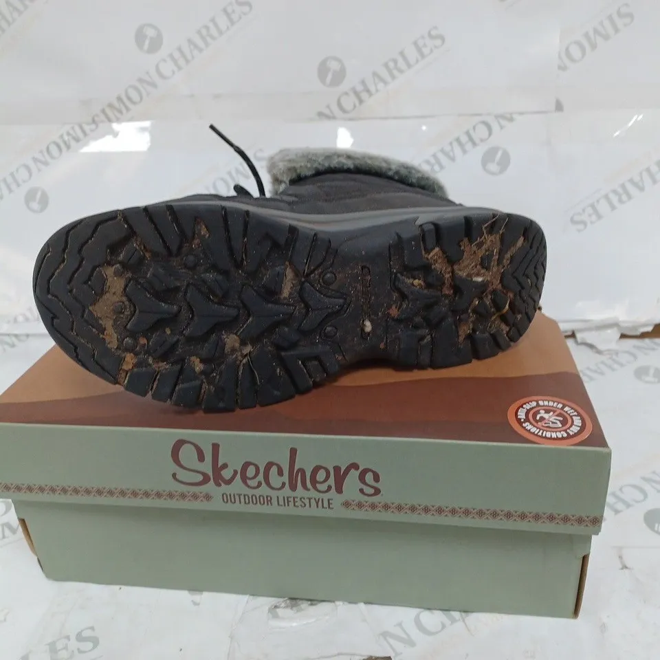 BOXED SKECHERS BLACK CUFFED BOOTS- SIZE 4 