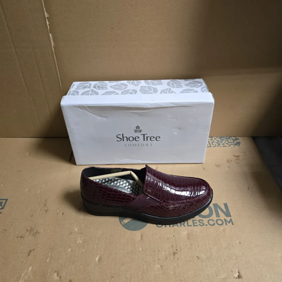 SHOE TREE COMFORT BURGUNDY CROC-EFFECT LEATHER LOAFERS – UK SIZE 5