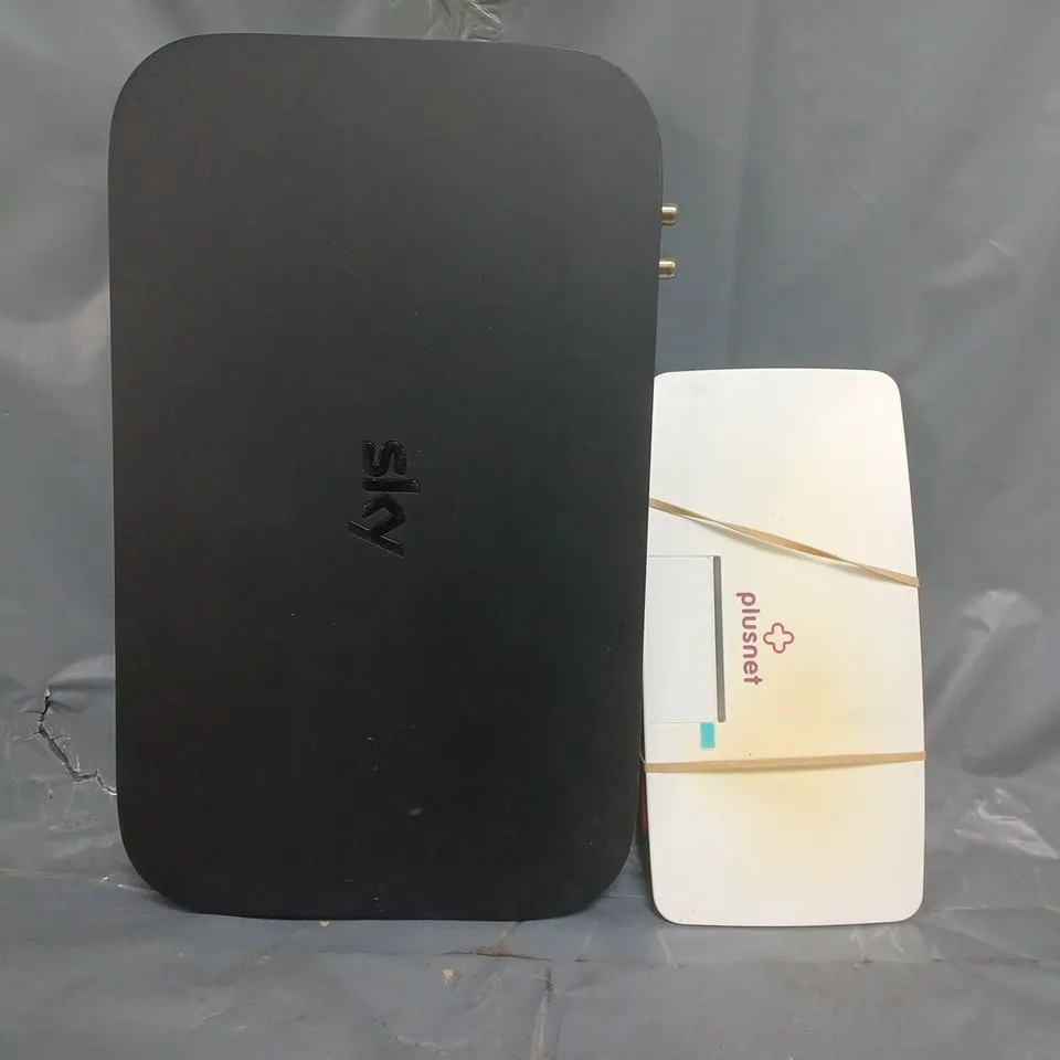 APPROXIMATELY 10 ASSORTED ELECTRICAL ITEMS TO INCLUDE PLUSNET WI-FI ROUTER, SKY Q BOX, ETC