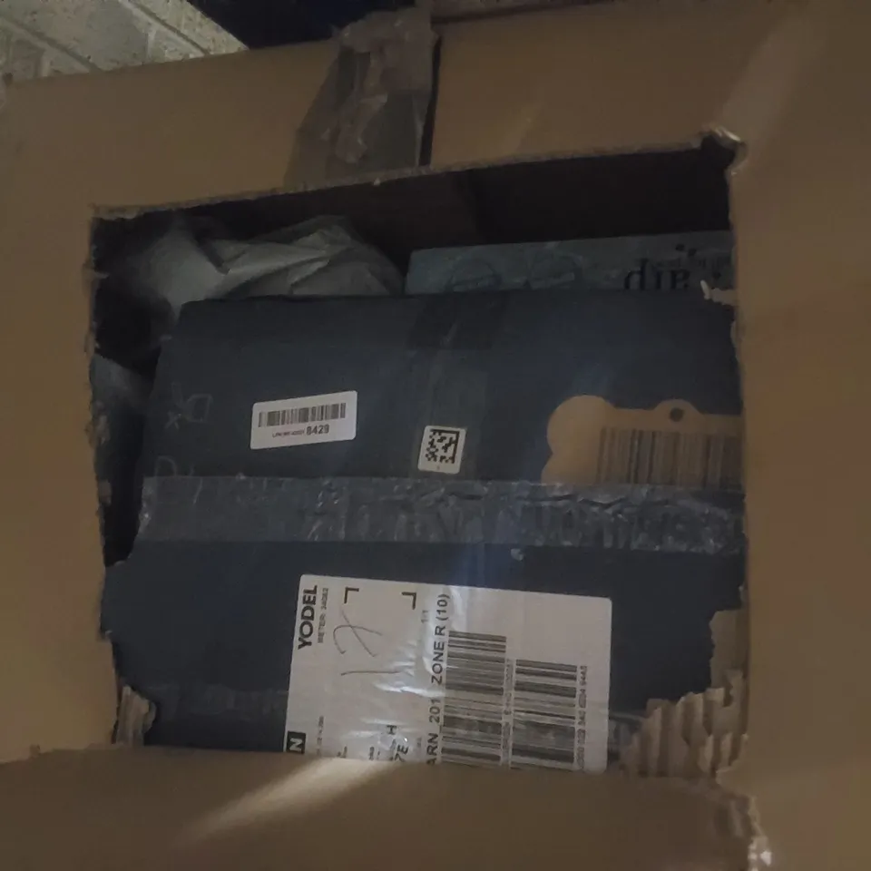 PALLET CONTAINING A LARGE QUANTITY OF ASSORTED ITEMS INCLUDING: PET COOLING MATS, PET BEDS ECT
