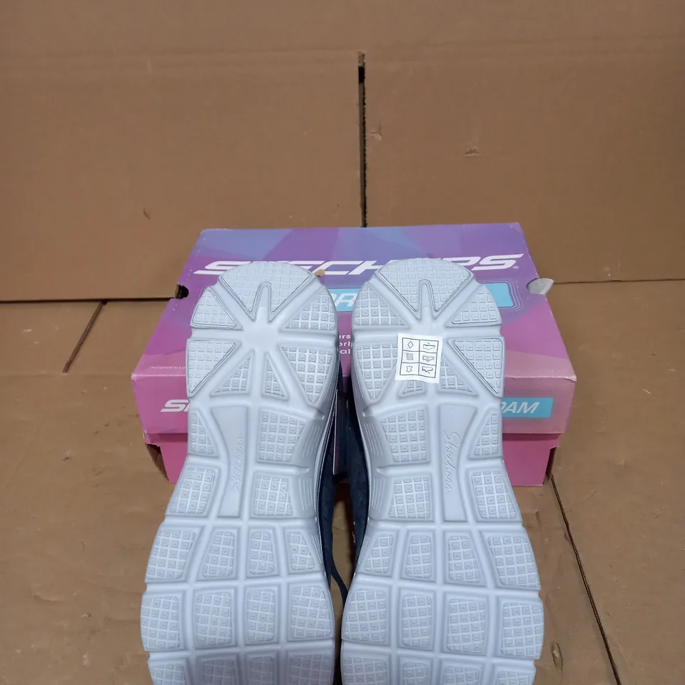 SKECHERS FASHION FIT LACE UP TRAINER NAVY - SIZE 5