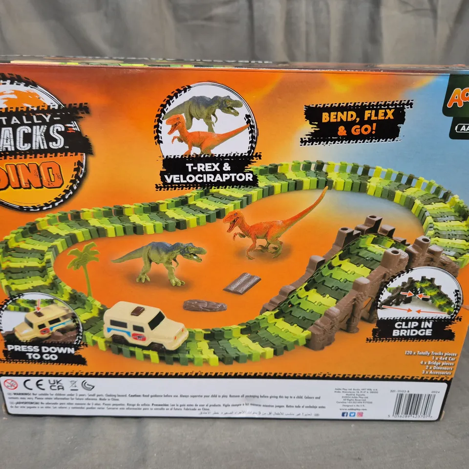 TOTALLY TRACKS DINO JURASSIC ADVENTURE SET