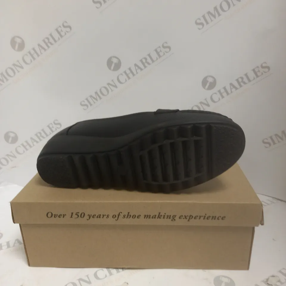 BOXED CUSHION WALK BLACK LOAFER - 6