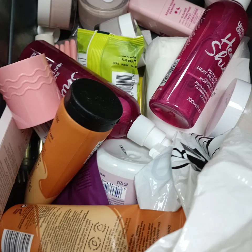 APPROXIMATEY 20 ASSORTED HEALTH AND BEAUTY PRODUCTS TO INCLUDE - THE WHITE COMPANY SOAP BAR - OLBAS OIL AND BABY MOISTURISING LOTION