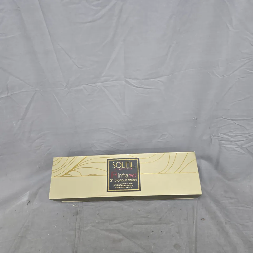 BOX OF APPROXIMATELY 14 ASSORTED ITEMS TO INCLUDE: BLOWOUT BRUSH AND HULA HOOPS 