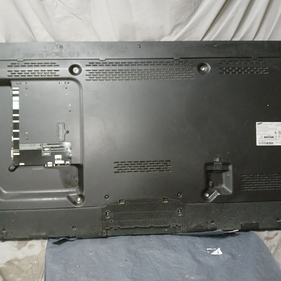 SAMSUNG COLOUR DISPLAY UNIT – PC INPUT, 'NO CABLE CONNECTED' SCREEN LED DISPLAY 49 48.5IN NO ACCESSORIES