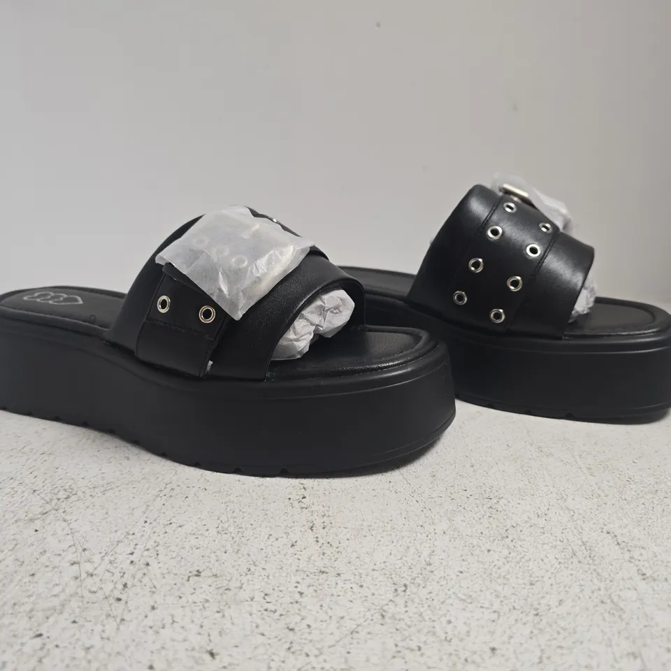 BOXED PAIR OF UNBRANDED OPEN TOE PLATFORM SANDALS WITH BUCKLE IN BLACK SIZE 8