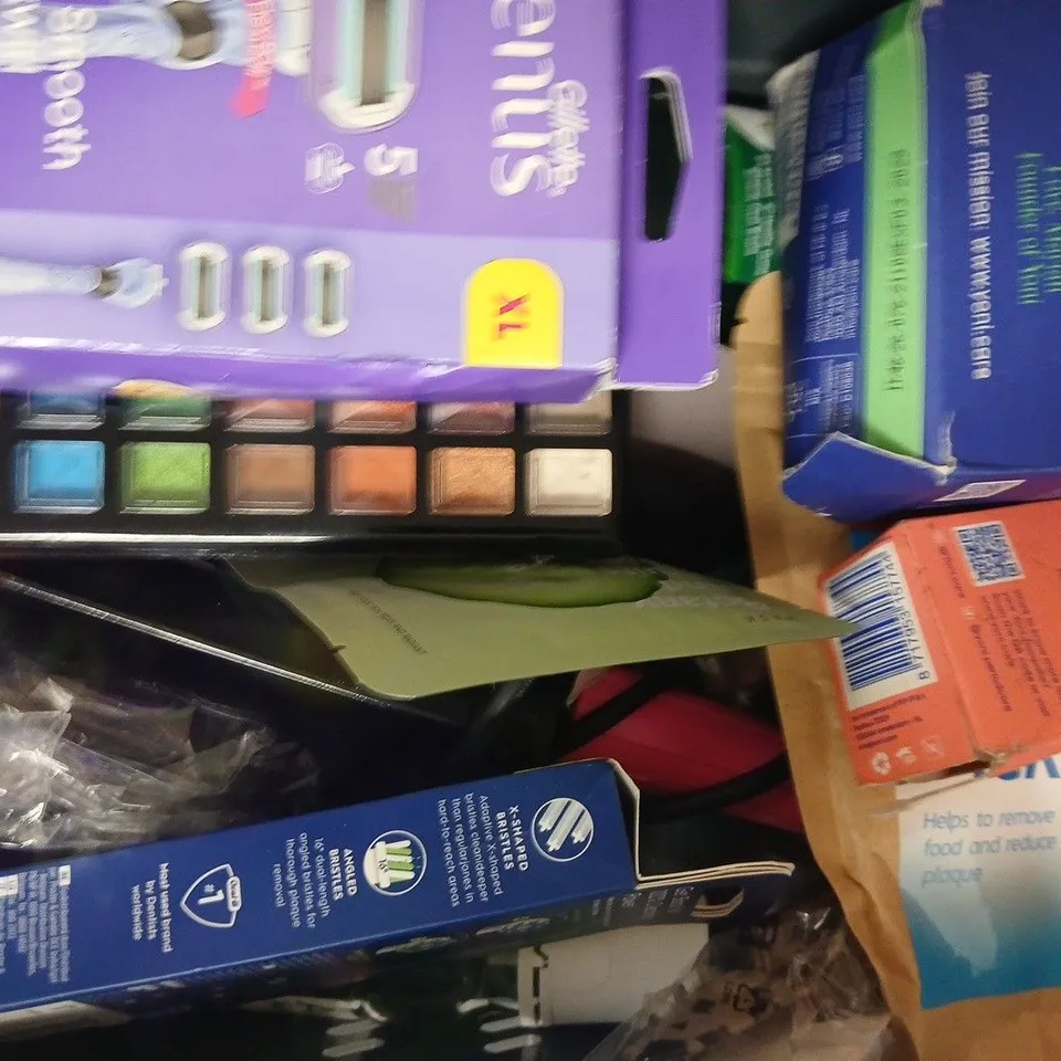 APPROXIMATELY 12 ASSORTED COSMETIC ITEMS INCLUDING VARIOUS MAKES AND BRANDS - COLLECTION ONLY