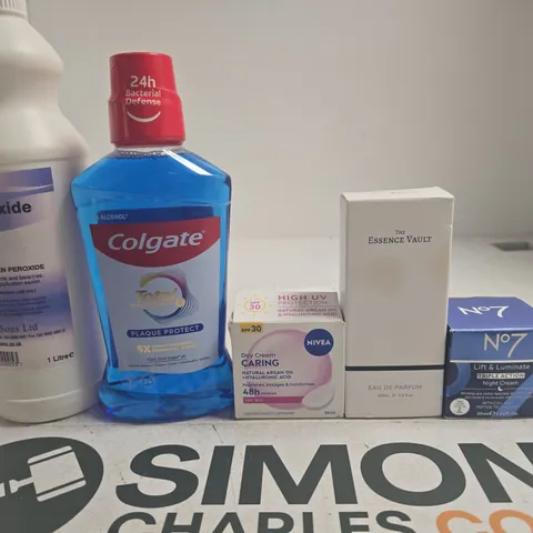 APPROXIMATELY 15 ASSORTED HEALTH & BEAUTY PRODUCTS TO INCLUDE COLGATE , NO7 AND NIVEA