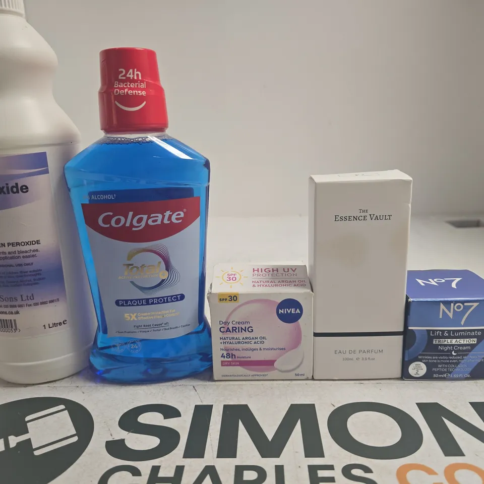 APPROXIMATELY 15 ASSORTED HEALTH & BEAUTY PRODUCTS TO INCLUDE COLGATE , NO7 AND NIVEA