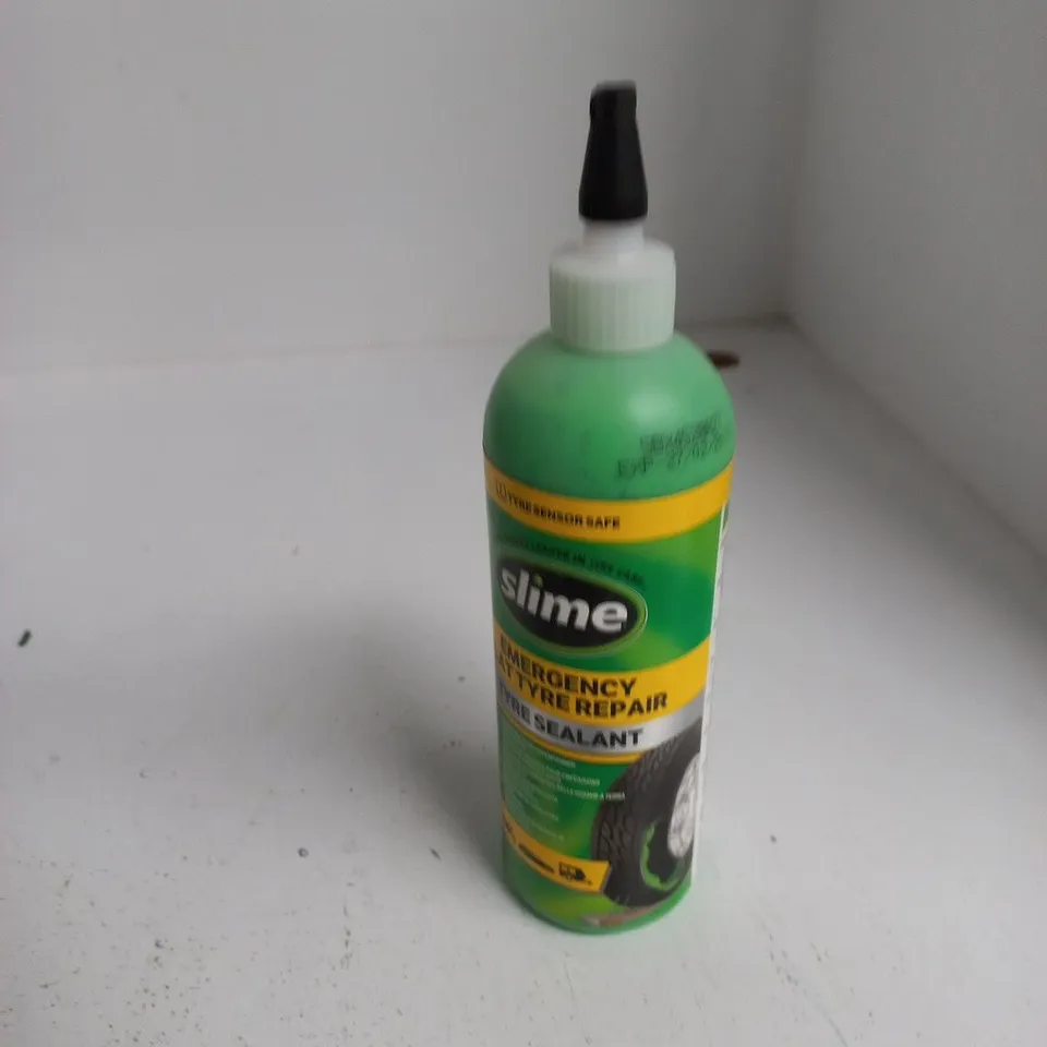 TOTE OF APPROXIMATELY 12 ASSORTED ITEMS TO INCLUDE: SLIME EMERGENCY FLAT TYRE REPAIR