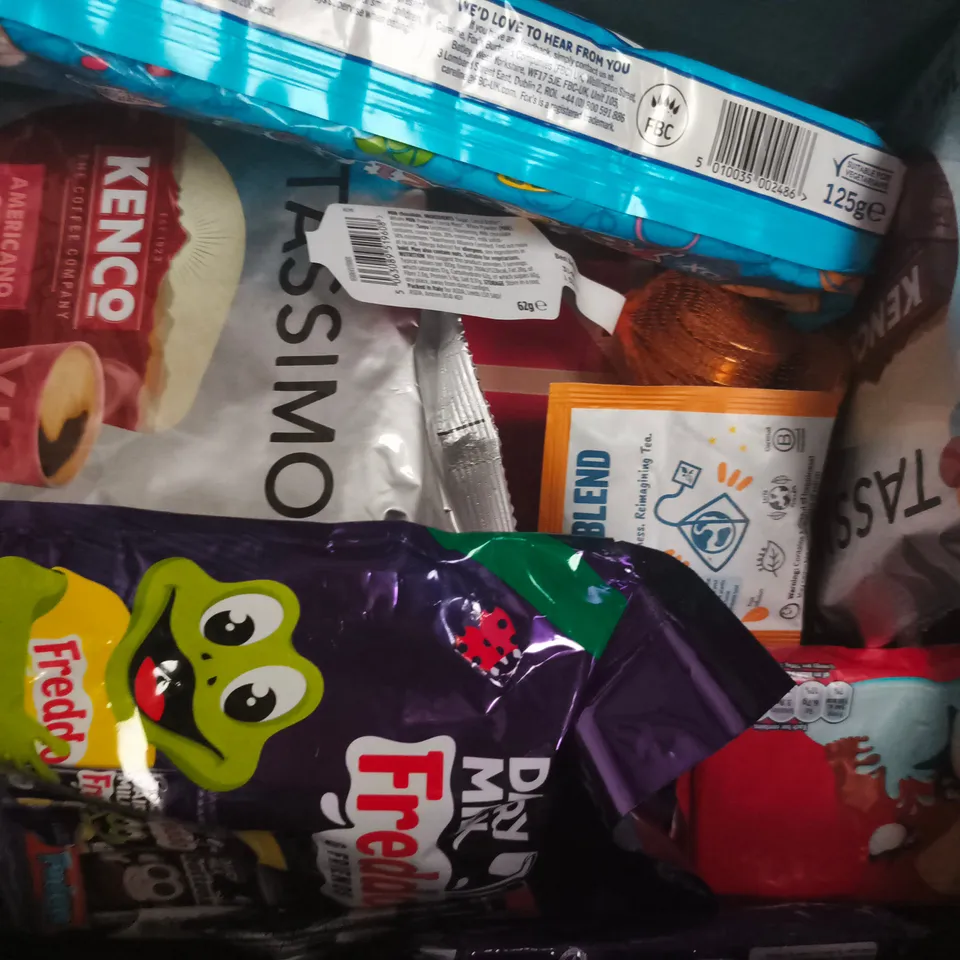 APPROXIMATELY 10 ASSORTED FOOD AND DRINK ITEMS TO INCLUDE FOX'S, FIZZY STRAWBERRY LANCES, ETC